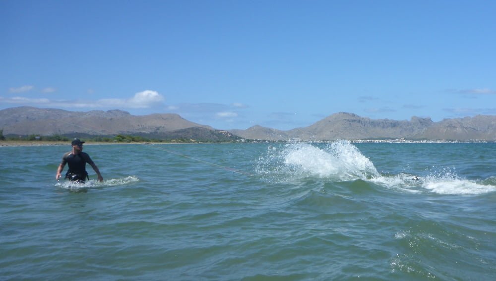 practicante de kitesurf en Mallorca se cae de la tabla