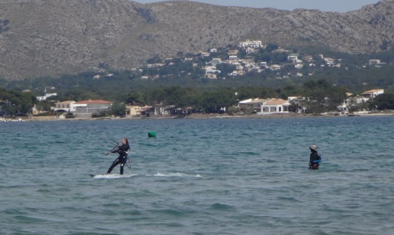 1-Sofie-dans-le-kiteboard-www-kitesurfing mallorca-com-768x459
