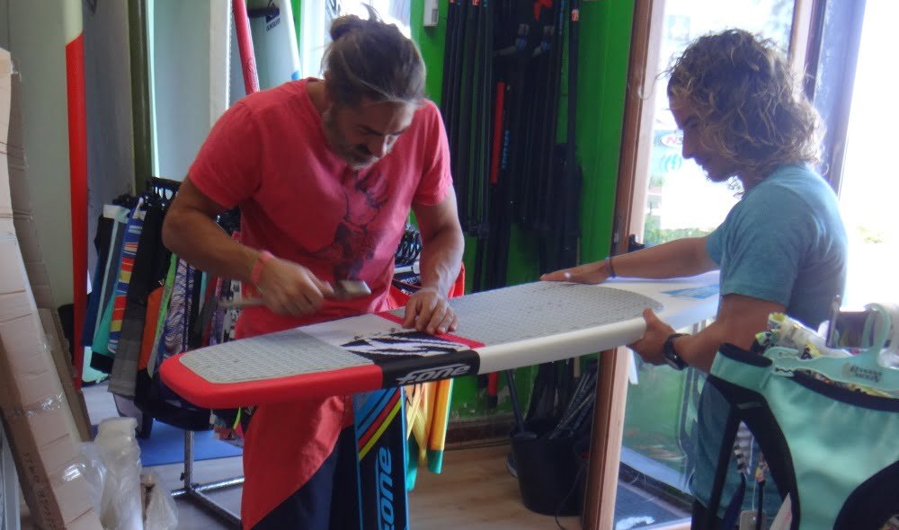 3-atornillando-las-dos-partes-kitesurfing en-mallorca-kiteblog