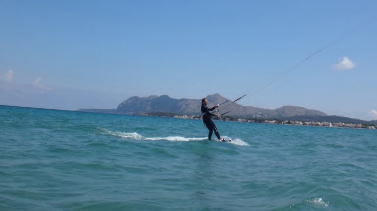 5-apprendre-kitesurf-a-Majorque-avec-LAsociation-aprende-a-navegar-Sofie-kitesurfingmallorca-com-768x431