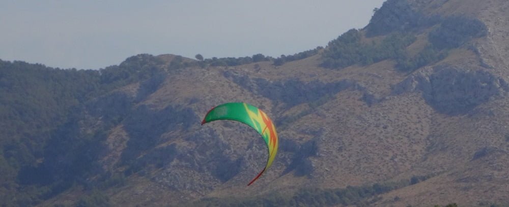 7-cojo-los-prismaticos-y-zas-kitesurf en-mallorca-kiteblog