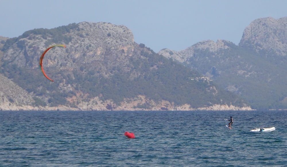 8-esta-hydrofoileando-kitesurf en-mallorca-kiteblog